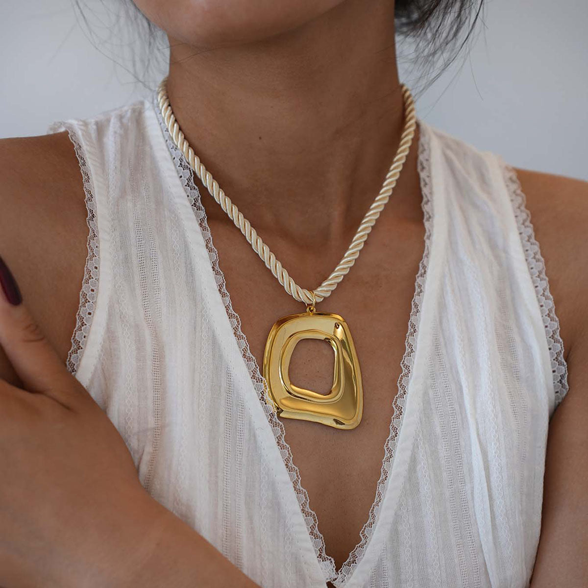 Collar con Dije Geométrico Dorado y Cuerda Estilo Náutico