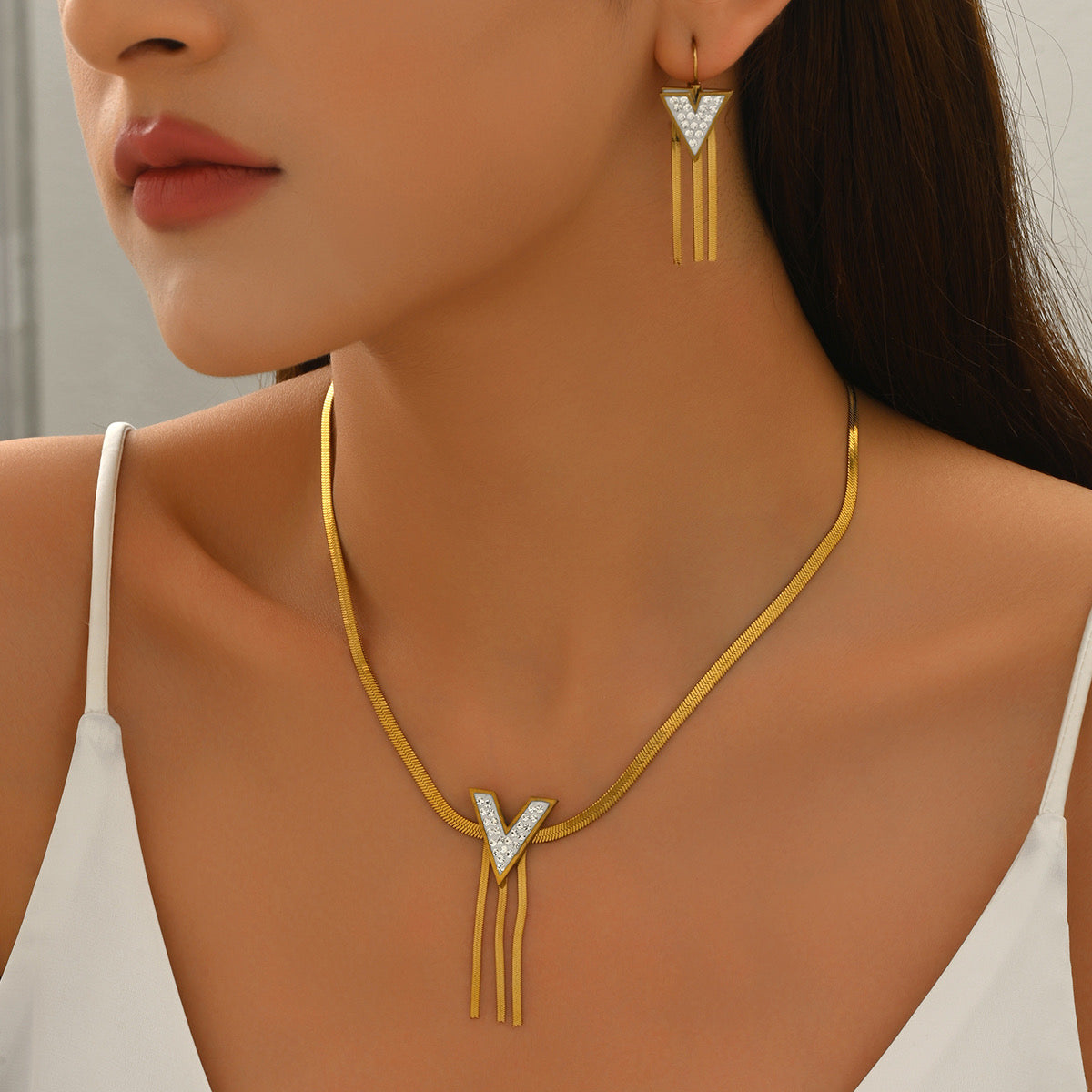 Set Dorado de Collar y Aretes en Forma de “V” con Cristales