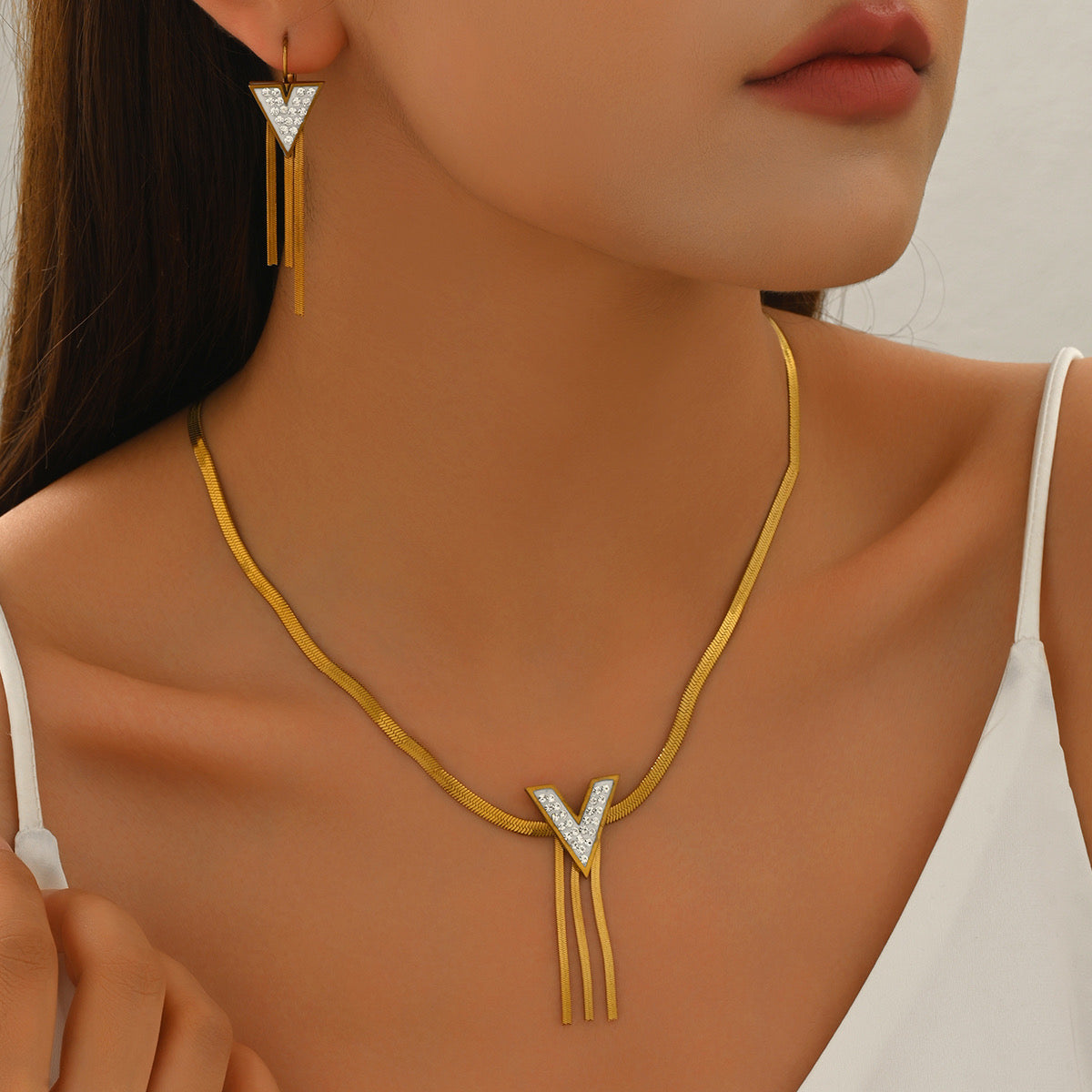 Set Dorado de Collar y Aretes en Forma de “V” con Cristales