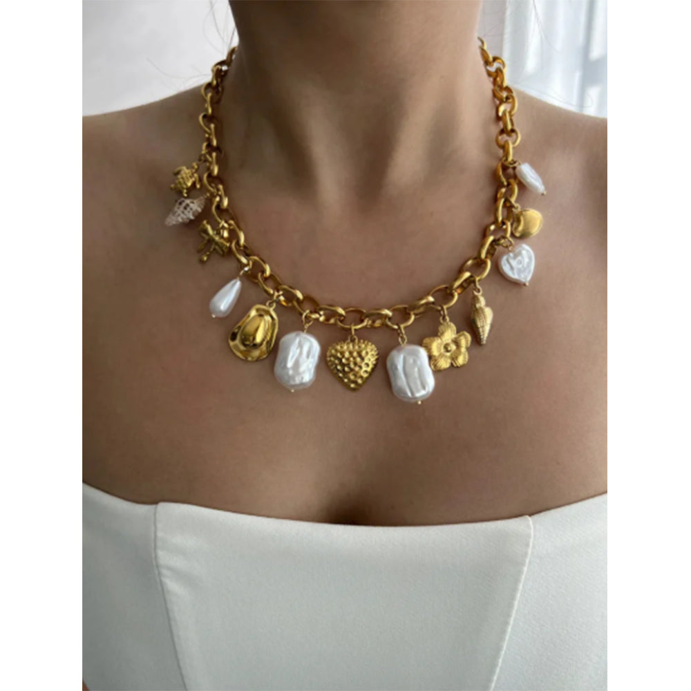 Collar Dorado con Dijes Marinos, Corazones y Perlas Irregulares