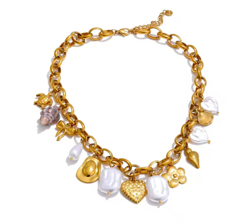 Collar Dorado con Dijes Marinos, Corazones y Perlas Irregulares