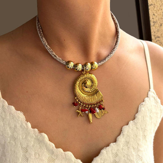 Collar Caracol Marino Dorado con Detalles Marinos y Coral Rojo