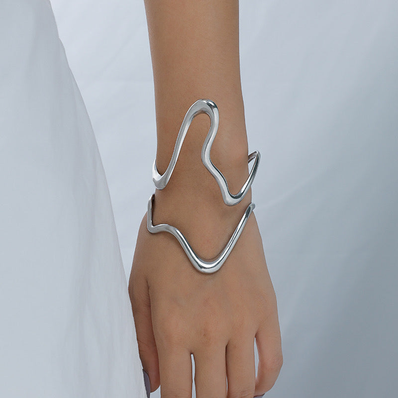 Brazalete Abierto Onda Moderna – Plata u Oro