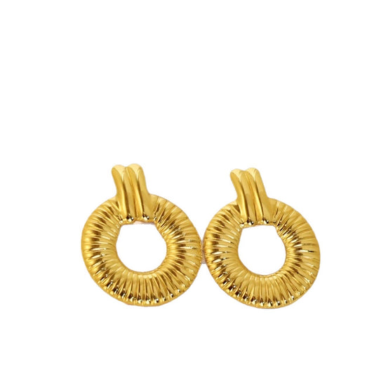 Aretes Aro Texturizado Dorado en Acero Inoxidable