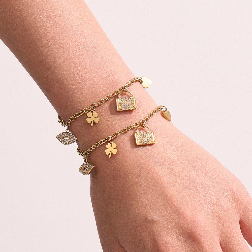 Pulsera Dorada con Dijes de Bolso, Trébol y Corazón