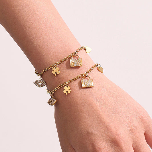 Pulsera Dorada con Dijes de Bolso, Trébol y Corazón