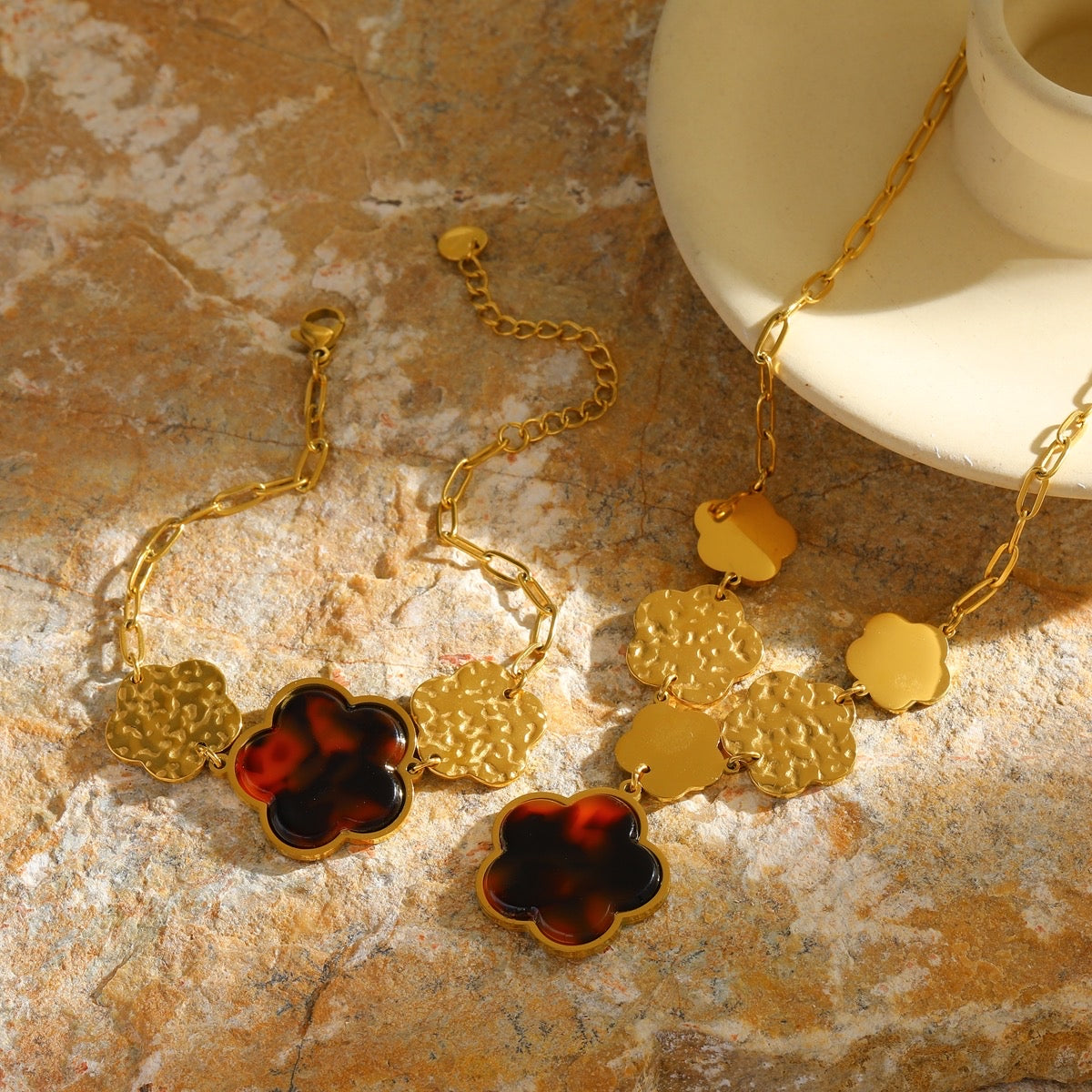 Set Flor Marrón con Detalles en Relieve – Collar o Pulsera