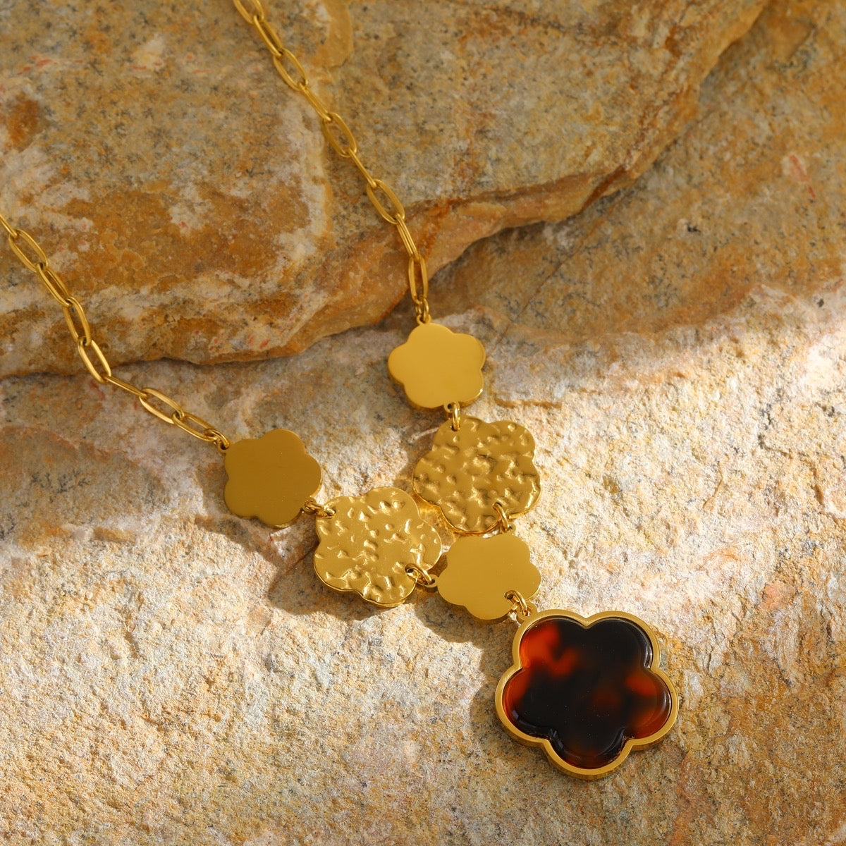 Set Flor Marrón con Detalles en Relieve – Collar o Pulsera