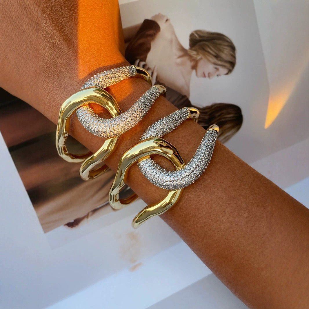 Pulsera y Sortija Doradas con Diseño Entrelazado y Detalles en Cristal