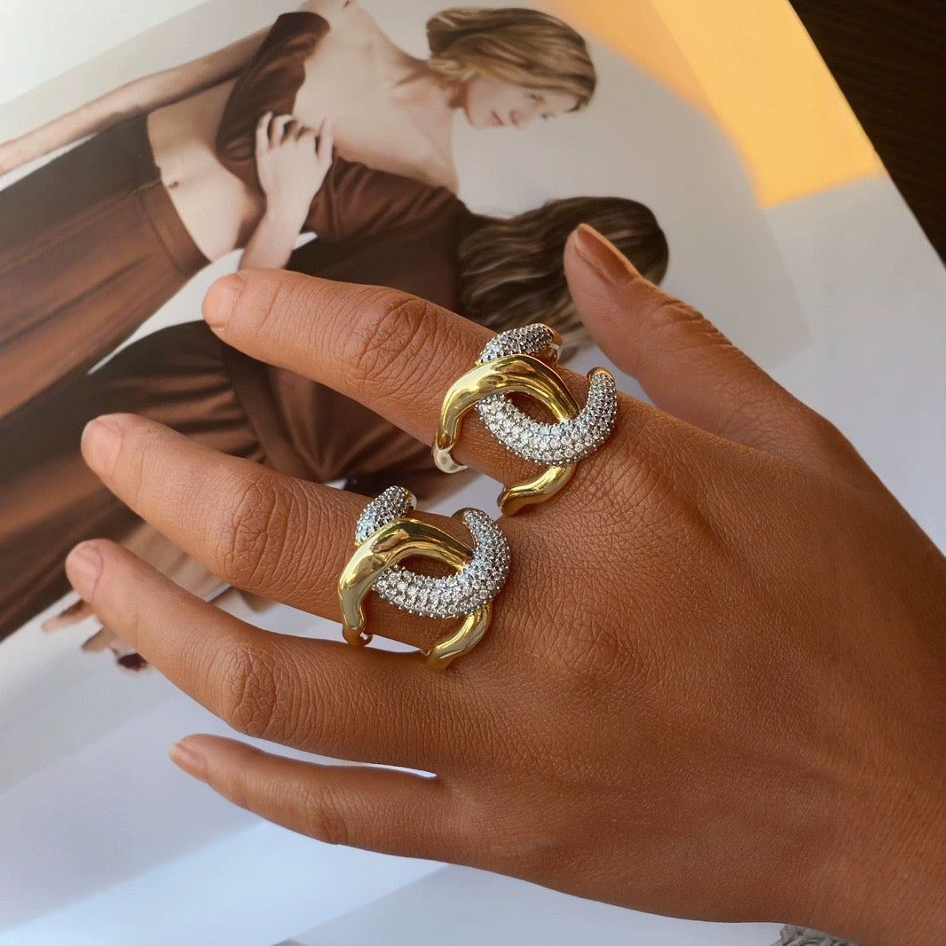 Pulsera y Sortija Doradas con Diseño Entrelazado y Detalles en Cristal