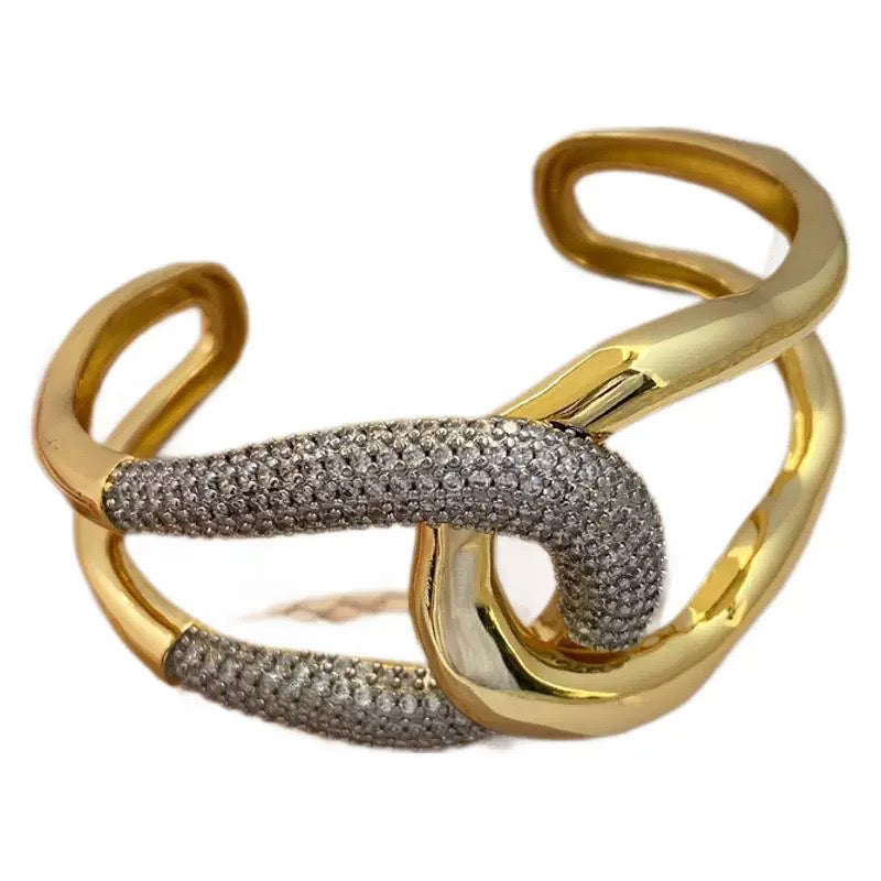 Pulsera y Sortija Doradas con Diseño Entrelazado y Detalles en Cristal