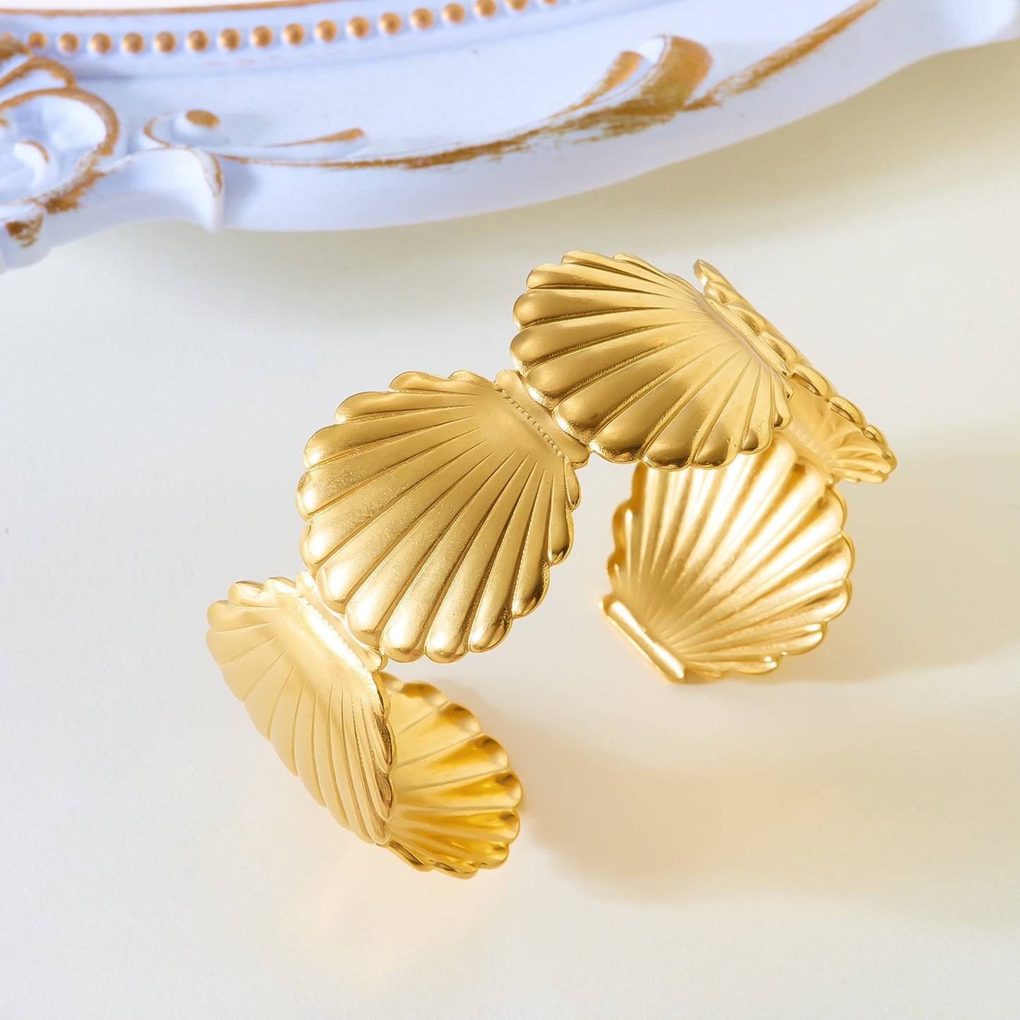 Brazalete Dorado con Diseño de Conchas Marinas