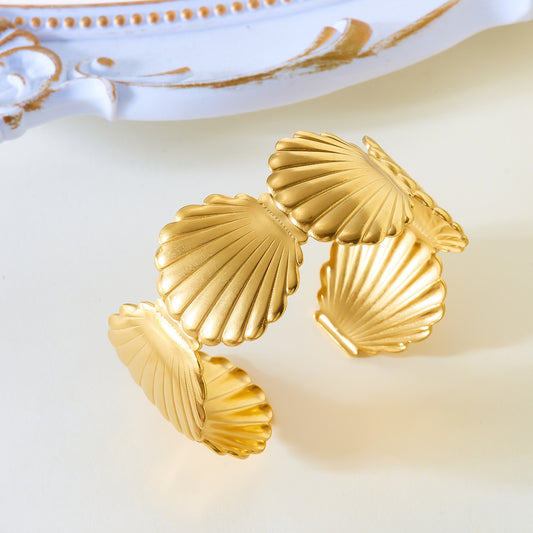 Brazalete Dorado con Diseño de Conchas Marinas