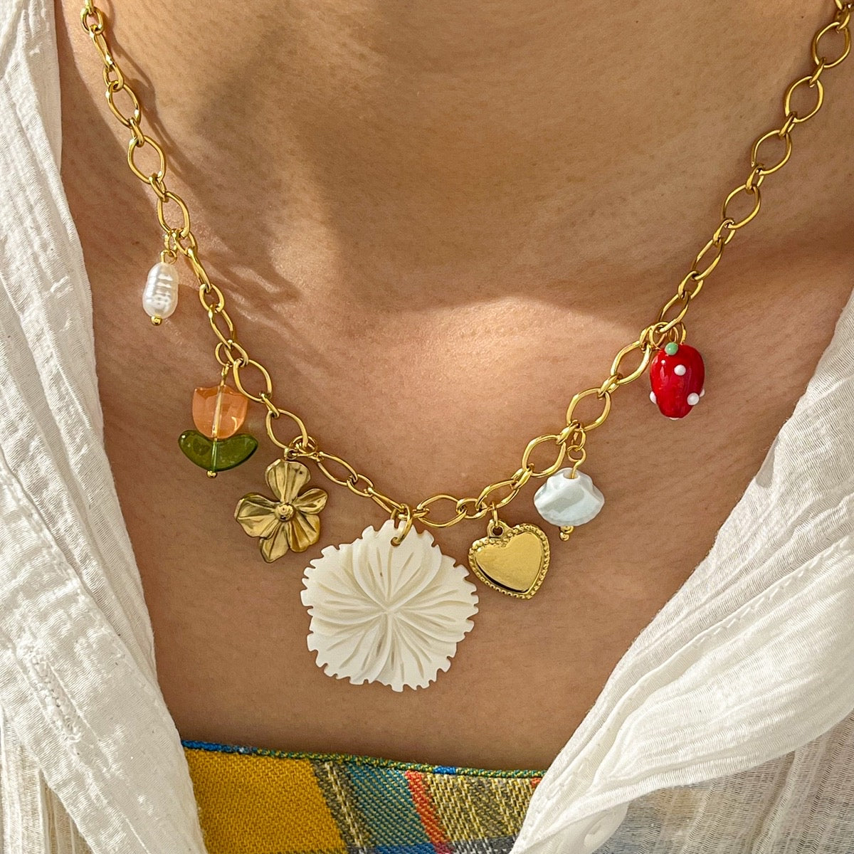 Collar Dorado con Dijes de Flor, Corazón y Fresa