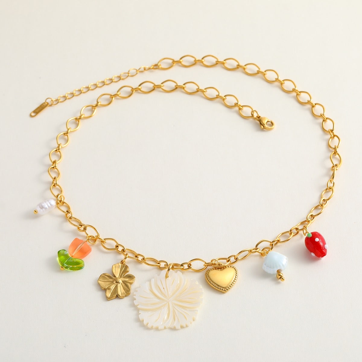 Collar Dorado con Dijes de Flor, Corazón y Fresa