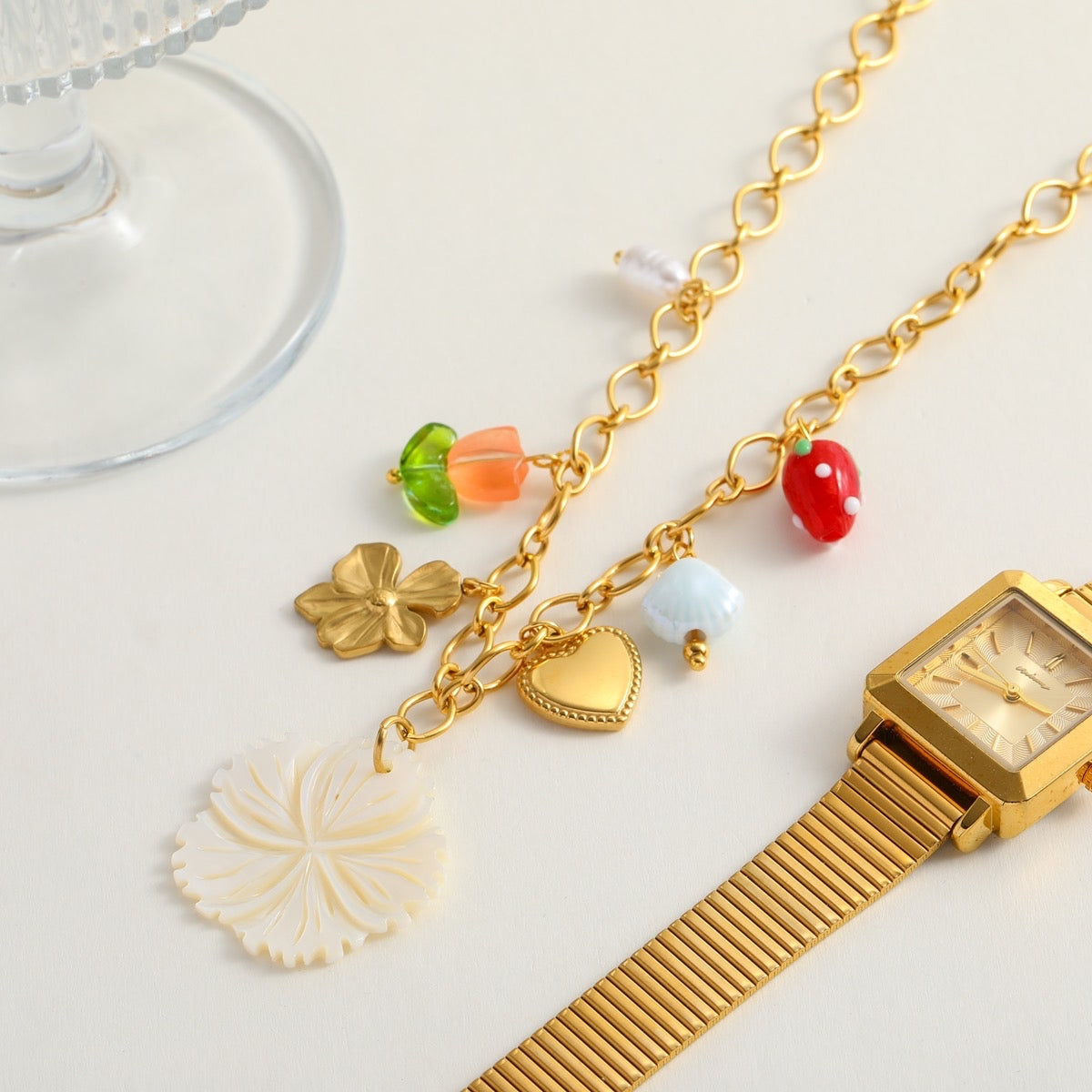Collar Dorado con Dijes de Flor, Corazón y Fresa