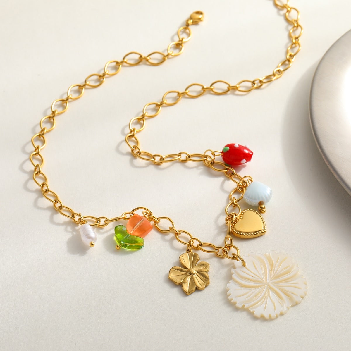 Collar Dorado con Dijes de Flor, Corazón y Fresa