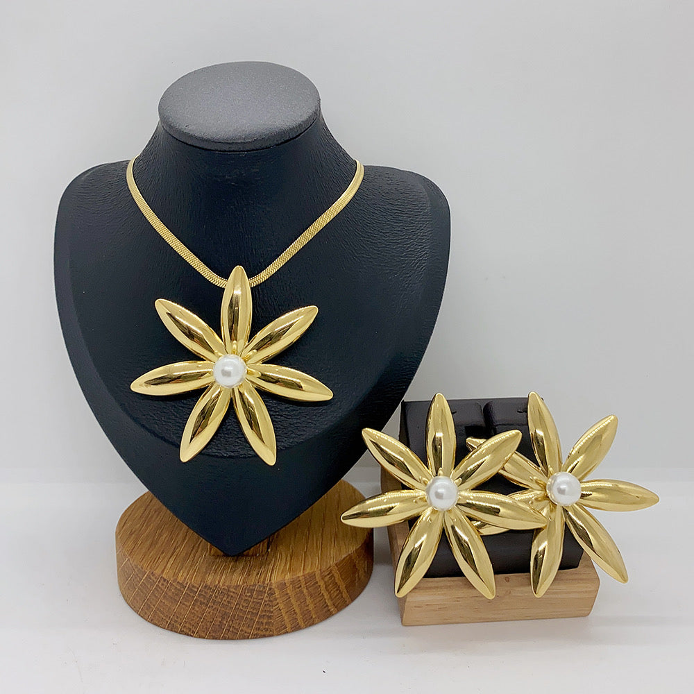 Set de Joyería Flor de Seis Pétalos con Perla – Dorado o Plateado