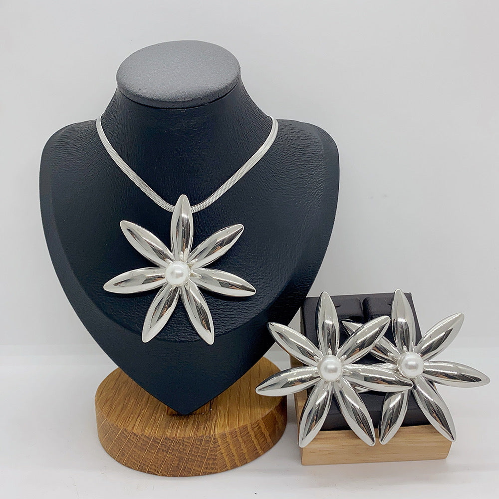Set de Joyería Flor de Seis Pétalos con Perla – Dorado o Plateado