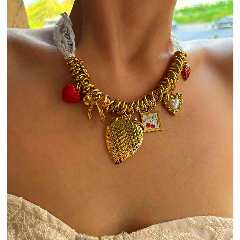 Collar Chunky Dorado con Charms de Corazones y Frutas