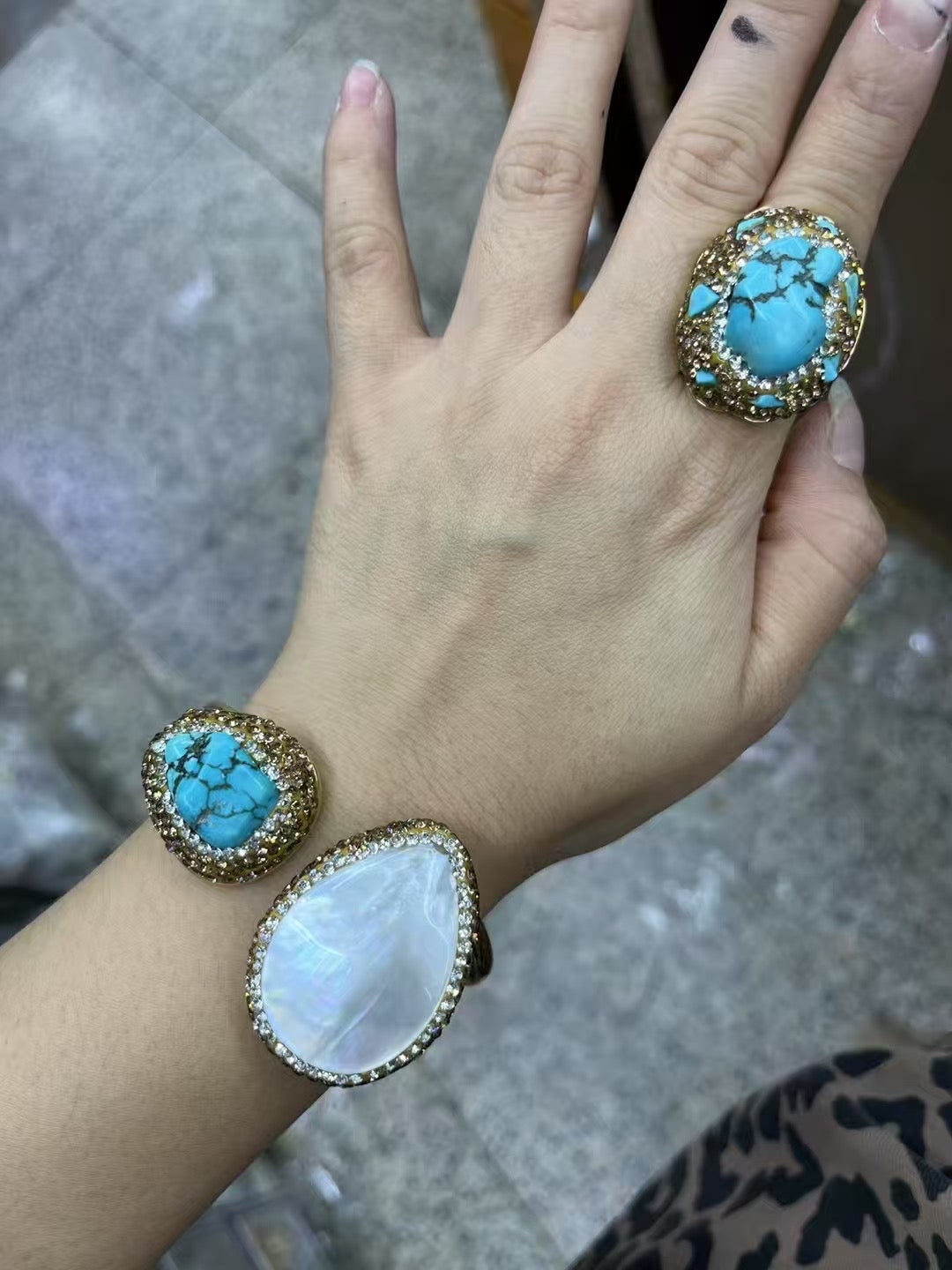 Set Turco de Brazalete con Nácar y Turquesa + Anillo Dorado con Turquesa y Cristales