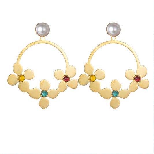 Aretes Florales Dorados con Perla y Detalles en Colores
