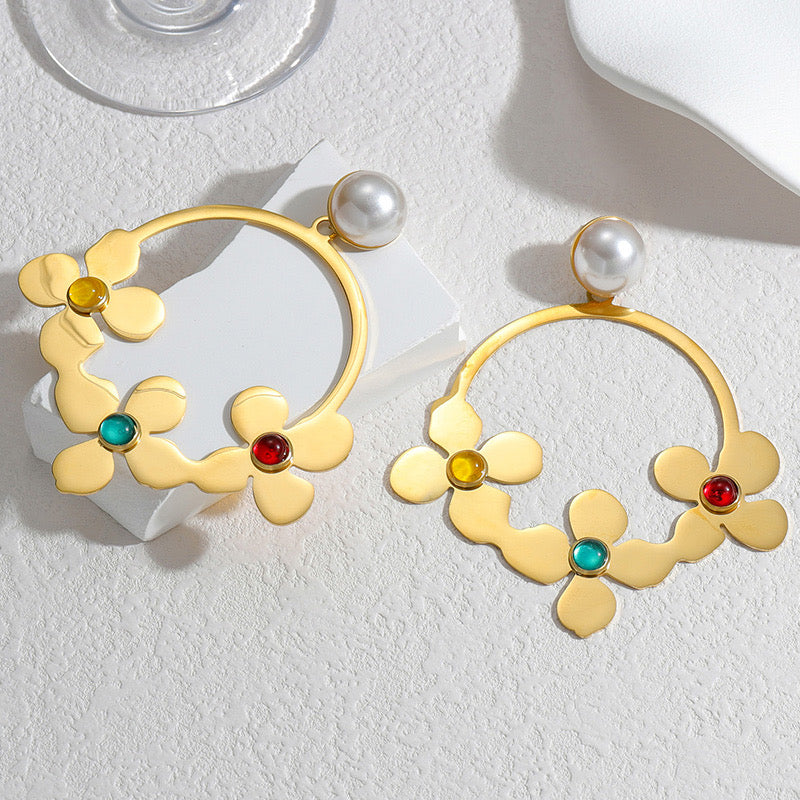 Aretes Florales Dorados con Perla y Detalles en Colores