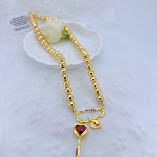 Collar de esferas con llave y corazón