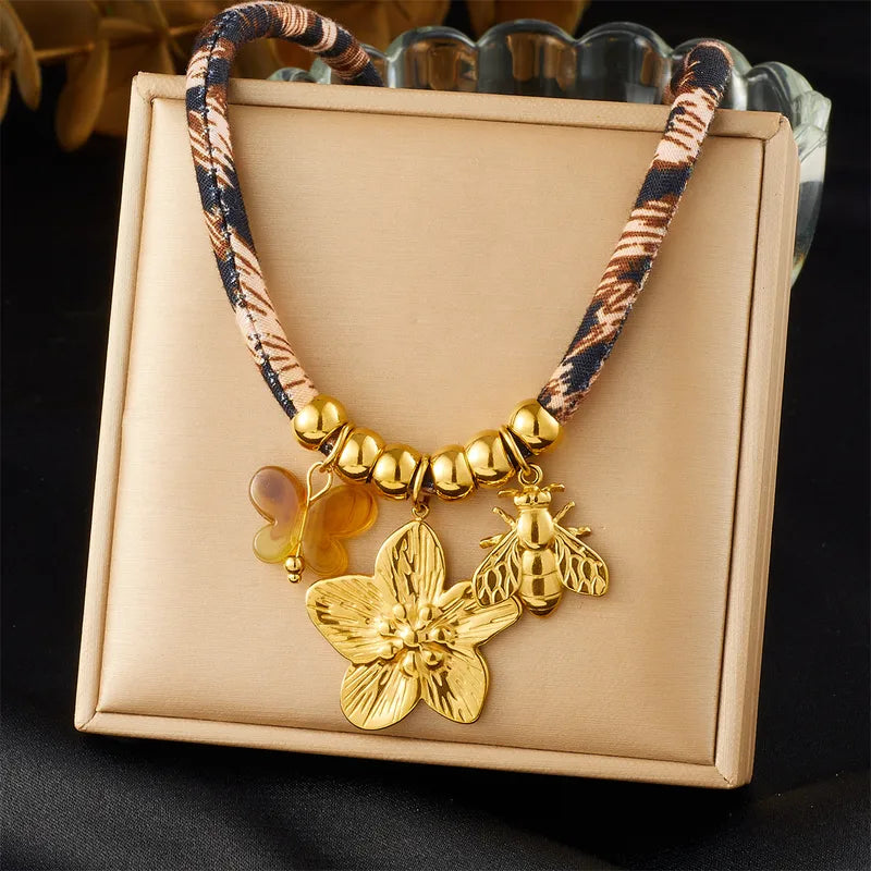 Collar tela con dijes dorados de flor