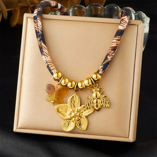 Collar tela con dijes dorados de flor