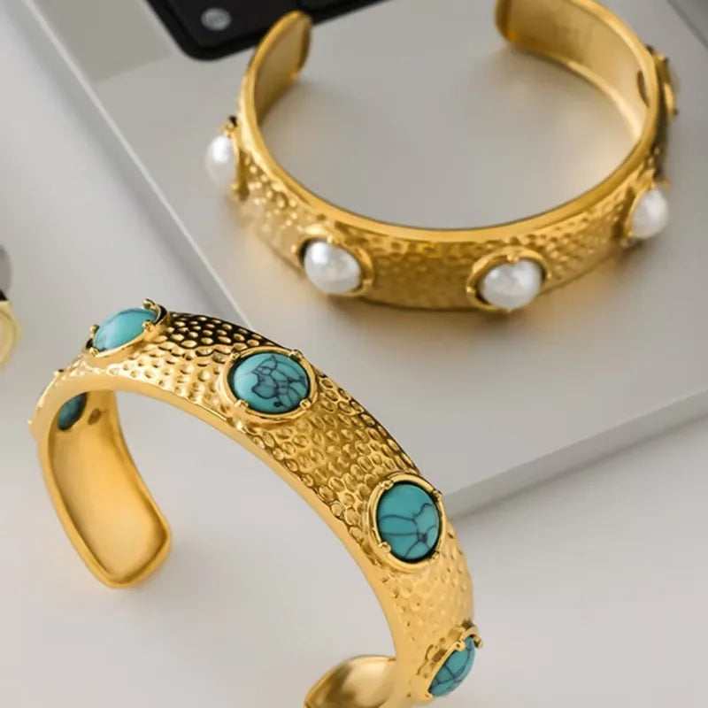 Bangle doradas con piedras turquesa o blanca