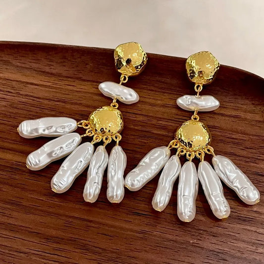 Pantallas doradas con perlas