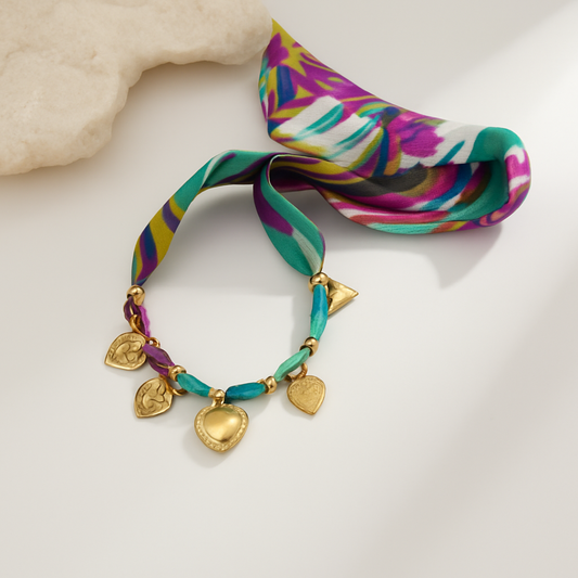 Pulsera de tela color multicolor pendants dorados